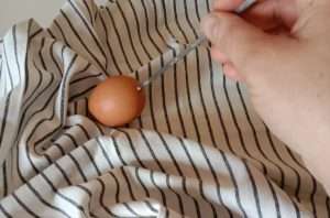 Touillez à l'intérieur de l'œuf