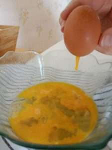 Souffler dans le trou de l'œuf pour le vider