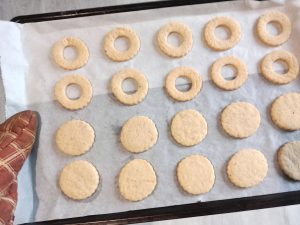 Plaque de four remplie de petits biscuits