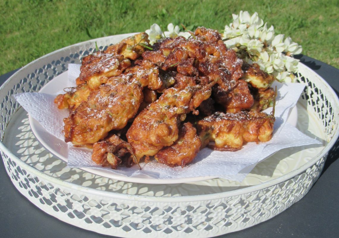 Assiette remplie de beignets de fleurs d'acacia