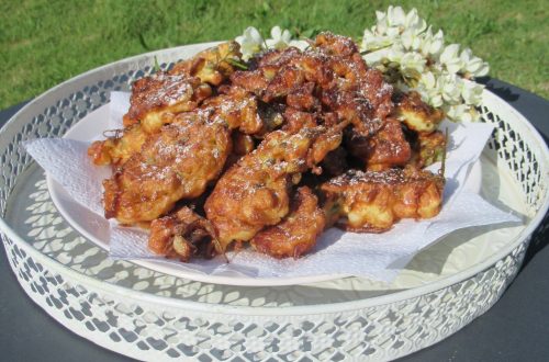 Assiette remplie de beignets de fleurs d'acacia