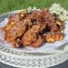 Assiette remplie de beignets de fleurs d'acacia